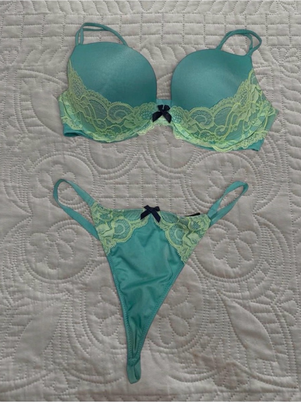 Victoria’s Secret Very Sexy Push Up Bra 34D Aqua Green Lace Y2K